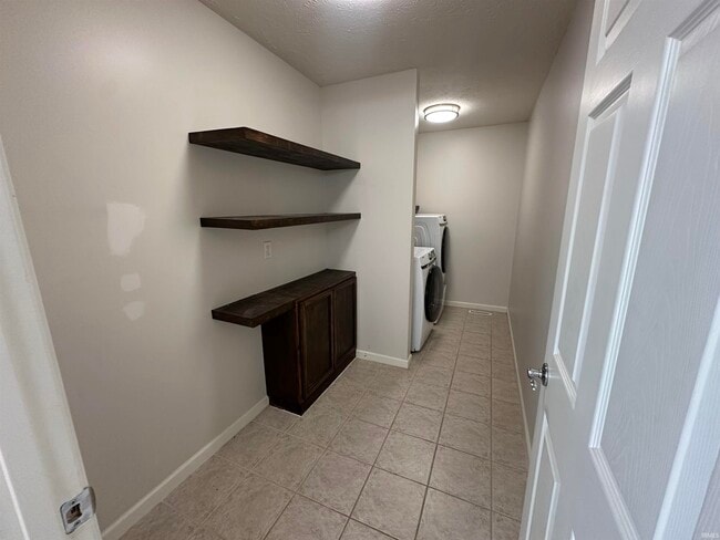 Building Photo - 10686 Fall Creek Dr