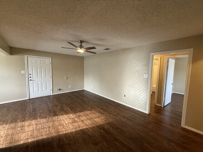 Building Photo - 611 W Gilmer St