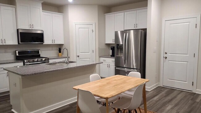 Building Photo - Room in 3 Bedroom Home at Greenmarket St