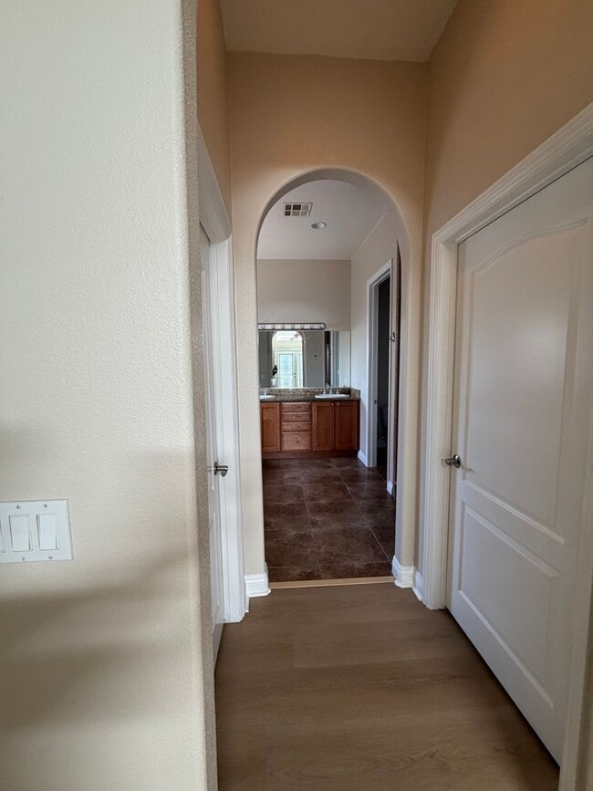 Building Photo - Large Single Story Cul de Sac Home AVAILABLE!