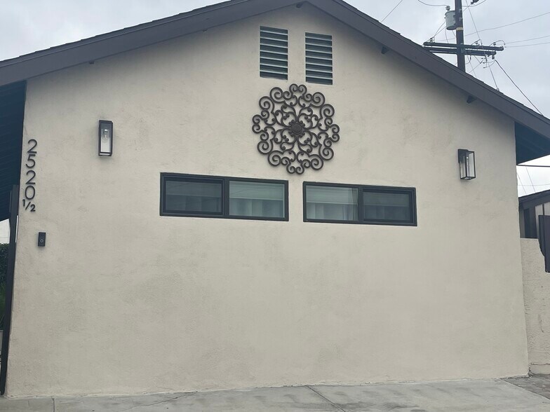 Building Photo - 2520 W 79th St