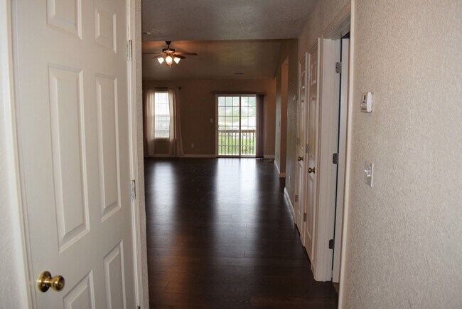 Building Photo - 3 bedroom 2 Bathroom Duplex in Hunters Ridge