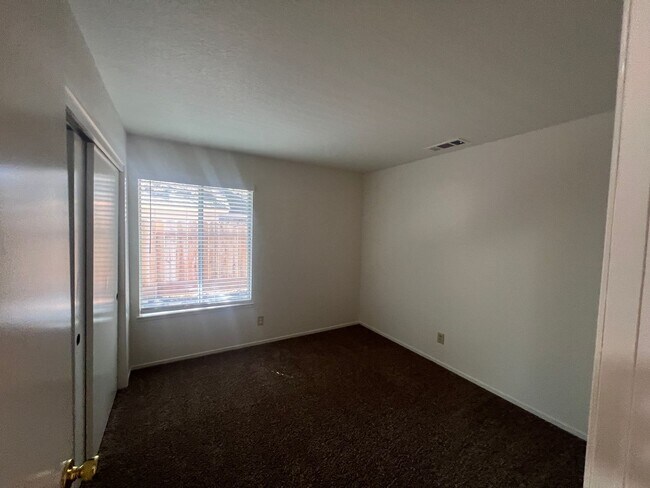 Building Photo - Floyd Ave - Duplex