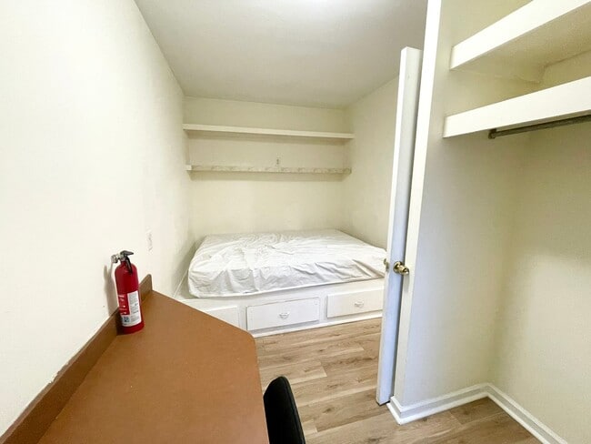Building Photo - Townhouse located near corner of Gervais and Barnwell Streets. Walk to USC!