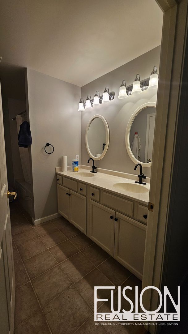 Building Photo - Bright, Modern 3 Bedroom Townhouse in Esse...