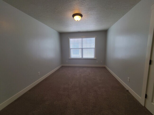 Building Photo - Clean and ready to go 3 bedroom home