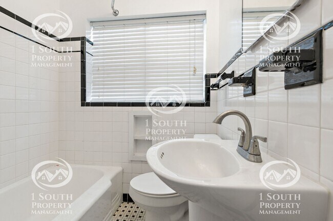 Building Photo - 300 Thornhill Cir