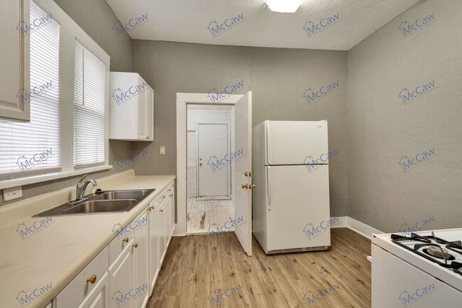 Building Photo - 2305 9th St