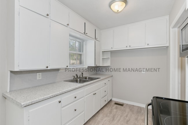 Building Photo - Updated 3 bed / 2 bath house With Exceptio...