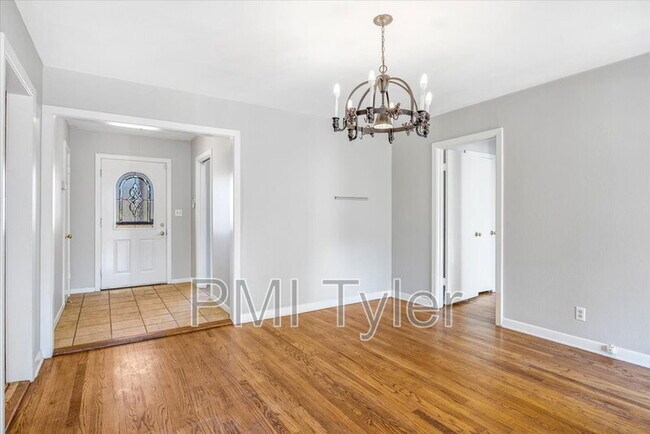 Building Photo - 805 Wilma St