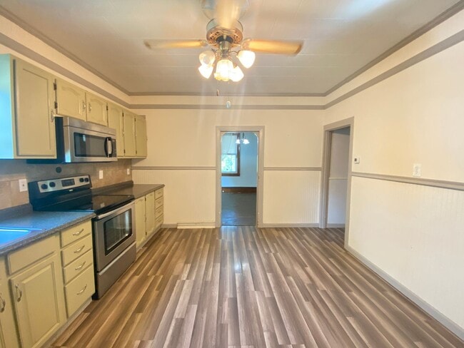 Building Photo - Coming Soon! Spacious 3 Bedroom, 1 Bath Ho...