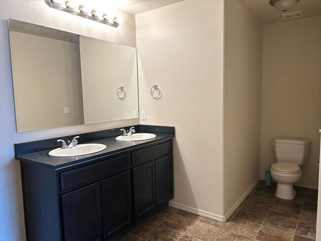 Building Photo - Modern Layout, Private Backyard, Prime Location |3 bed 2.5 bath Home in Nampa