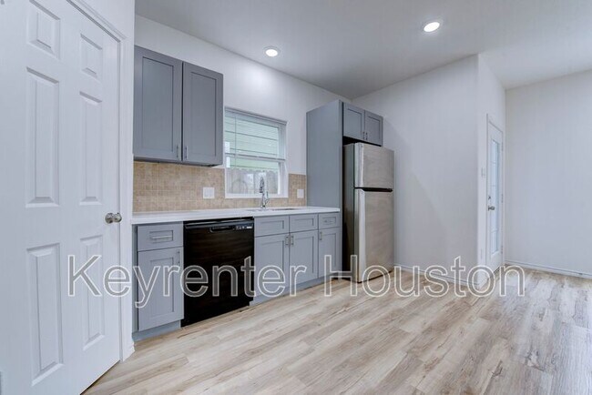 Building Photo - 8203 Woodlyn Rd