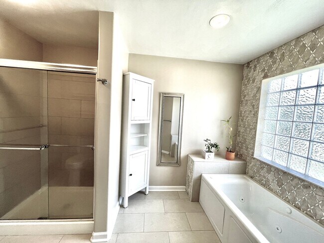 Building Photo - Beautiful large Castleton home