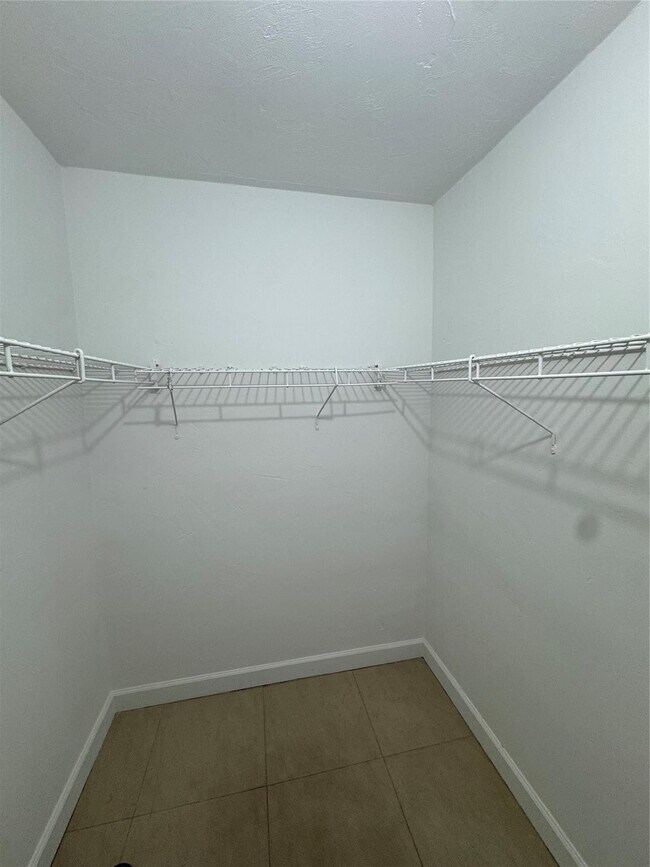 Building Photo - 151 SE 6th Ave