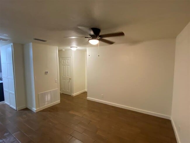 Building Photo - Cute 3/1 home with covered parking and large backyard