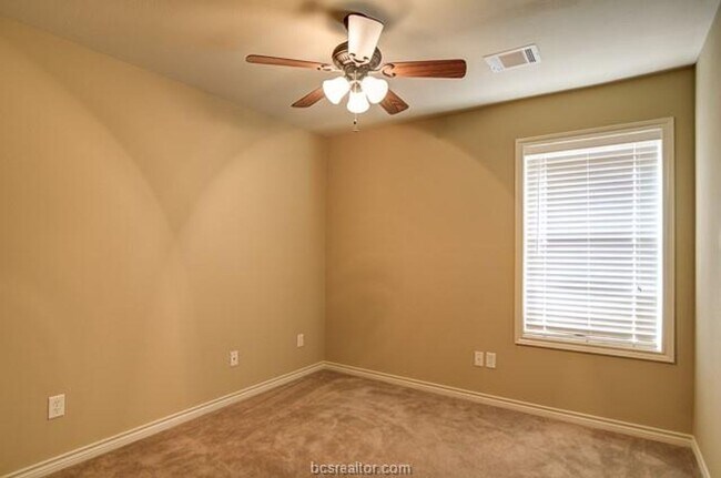 Building Photo - Available August 2026! Beautiful 5 Bed/4 B...