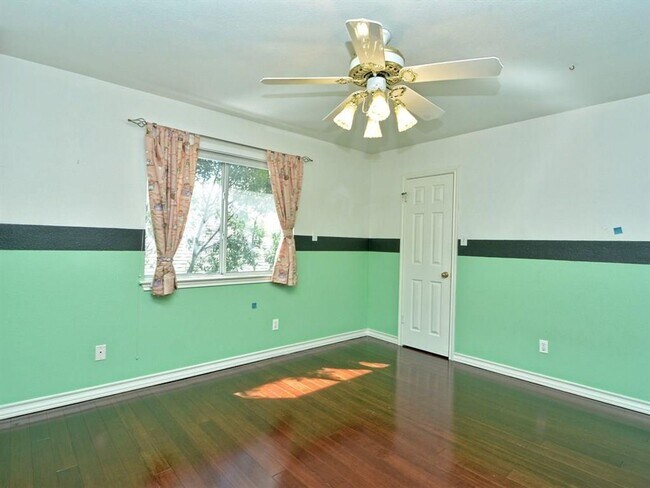 Building Photo - PRELEASING FOR BEGINNING OF JUNE! COME INTO YOUR OASIS!