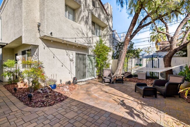 Building Photo - Furnished LVCC Beauty