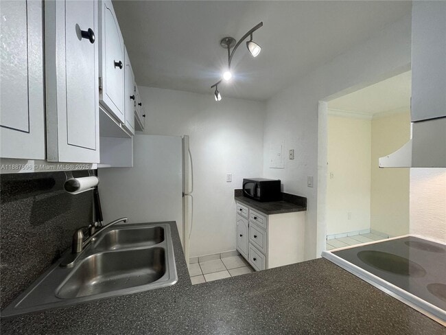 Building Photo - 10361 N Kendall Dr