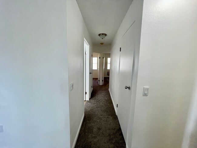 Building Photo - Discover a refreshed 2-bedroom, 2-bathroom residence in Mililani Mauka, complete with 2 parking s...