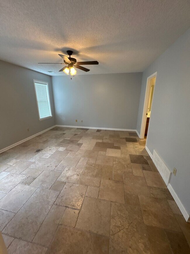 Building Photo - Beautiful 3 Bedroom 2 full bathroom home in Collierville