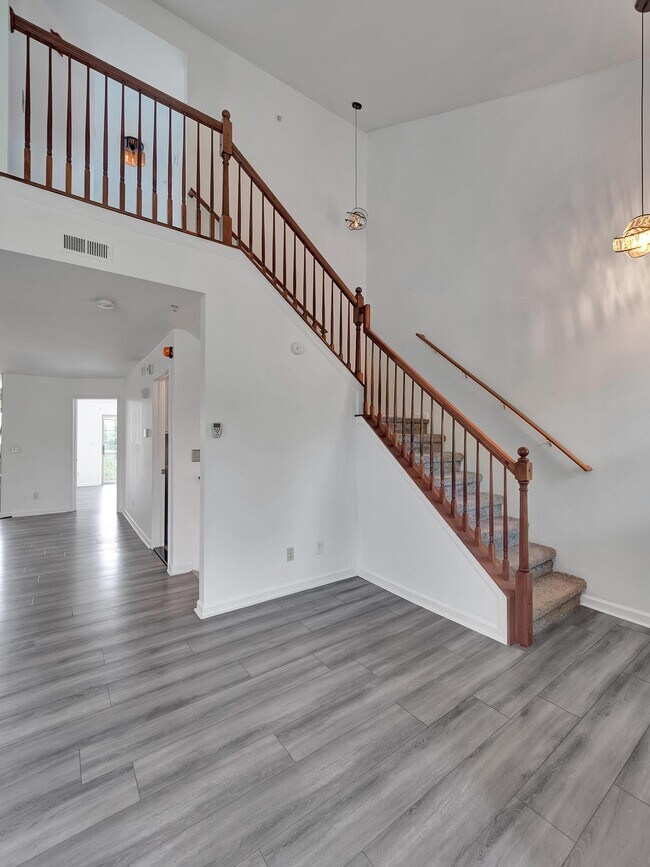 Building Photo - 17034 Farmington Rd