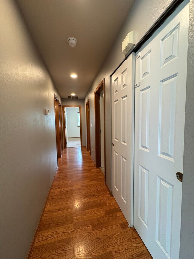 Building Photo - Spacious 4-Bedroom Home for Lease in Cul-d...