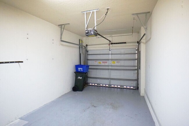 Building Photo - 3Bed/ 2.5Bath Townhome W/Garage - Gramercy...