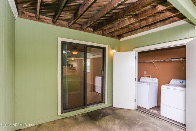 Building Photo - 844 7th Ave S