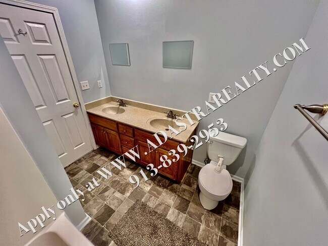 Building Photo - Beautiful Gardner Townhome-Available in MAY!!