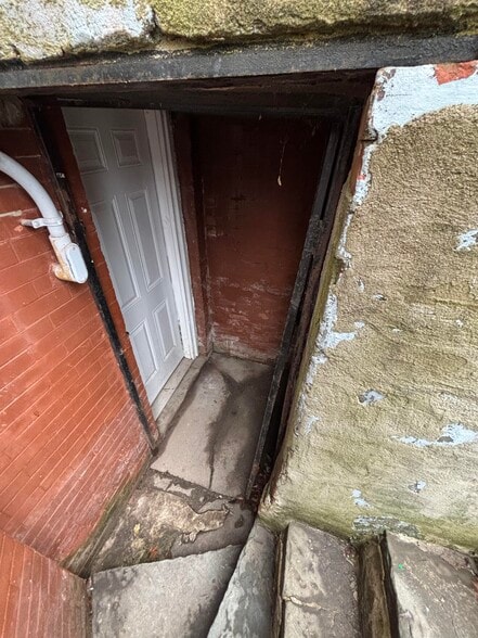 Building Photo - 244 6th Ave W