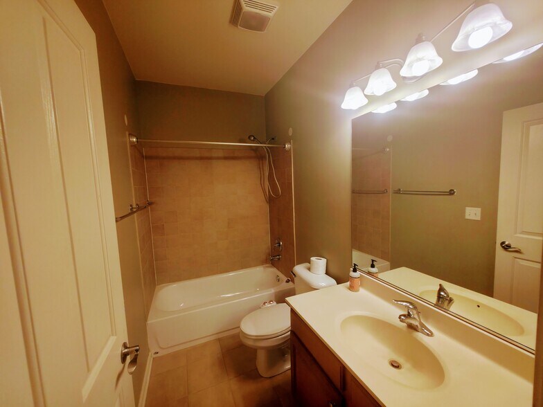 Building Photo - 104 Clubhouse Ln