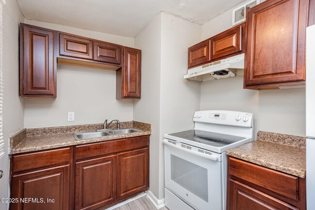 Building Photo - 4523 Trenton Dr S