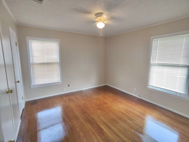 Building Photo - COMING AUGUST 2025 - Cute 3-Bedroom Home i...