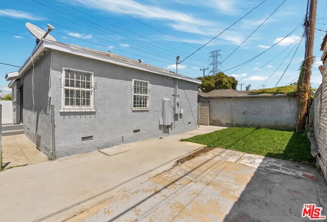 Building Photo - 820 W 98th St
