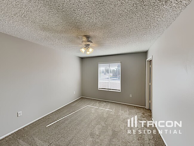 Building Photo - 828 N Pine Ct