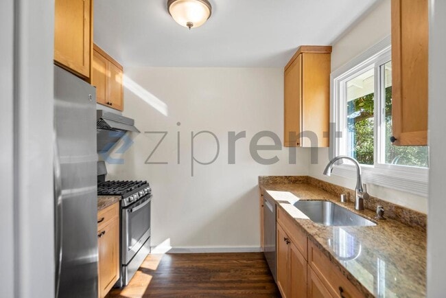 Building Photo - 319 Iris Way