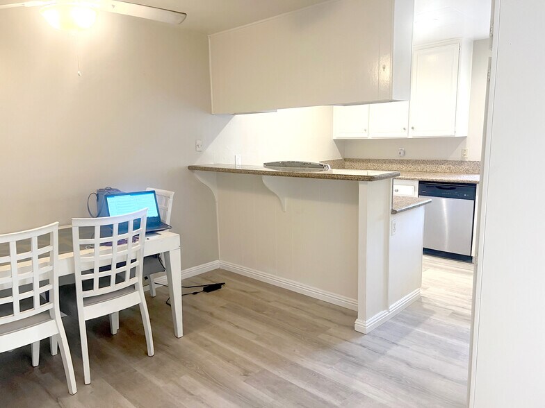 Kitchen with breakfast bar - 10659 Caminito Cascara