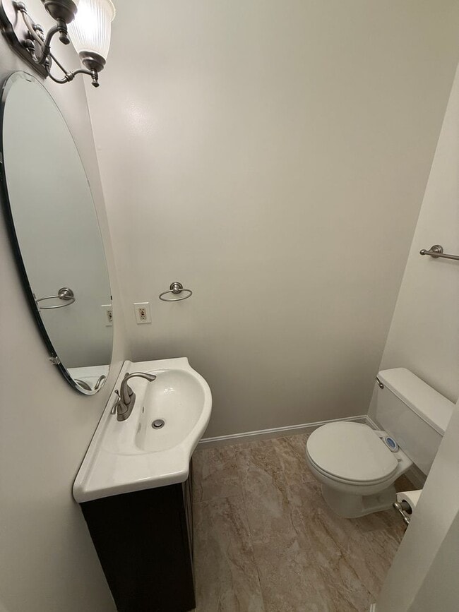 Building Photo - Beautiful 3 bed/3.5 Bath in ideal location!