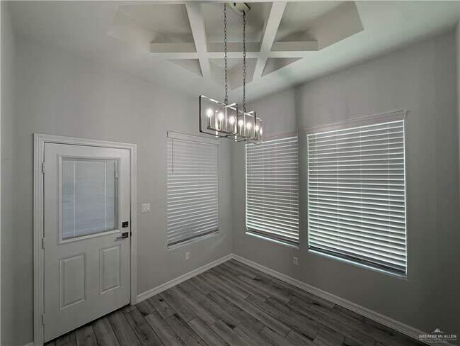 Building Photo - 19 E Comal Rd