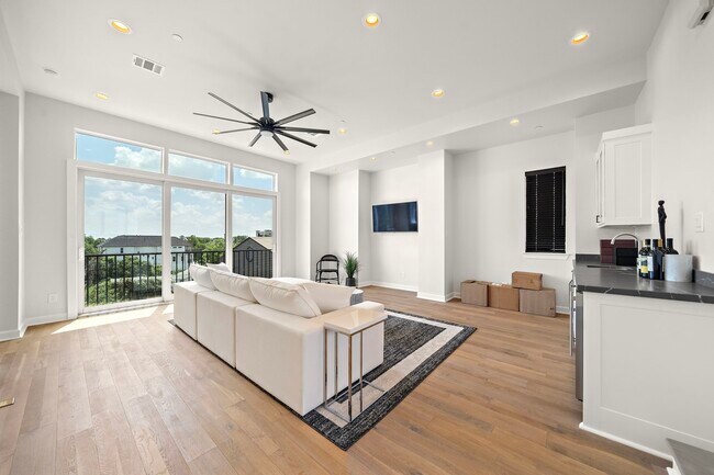 Building Photo - 907 W 16th St