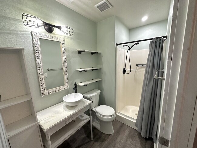 Building Photo - "Charming 2-Bed, 2-Bath Townhouse with Cozy Fireplace in Prime St. George Location!"