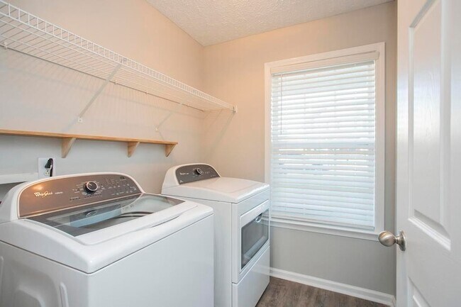 Building Photo - 1254 Lasalle Dr