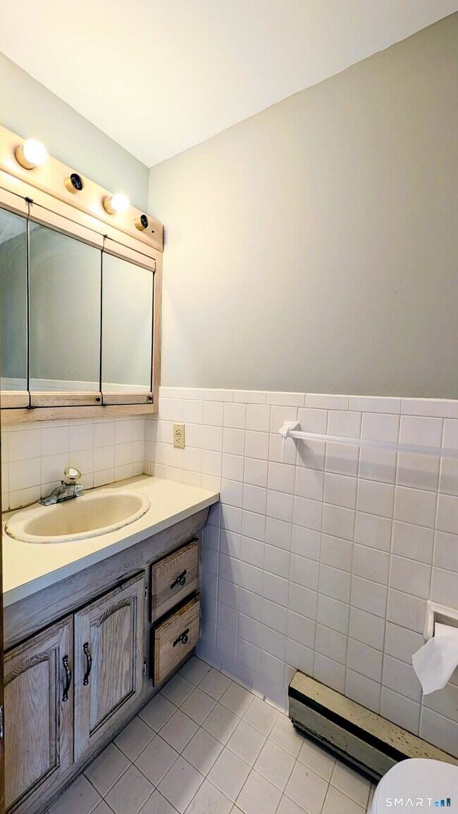 Building Photo - 10 Ledgewood Dr