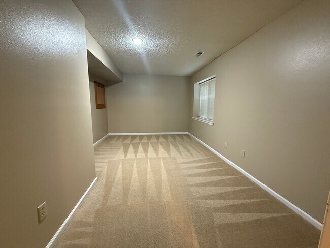 Building Photo - 5BD/4BA/3 car garage w Flat Yard Cheyenne ...