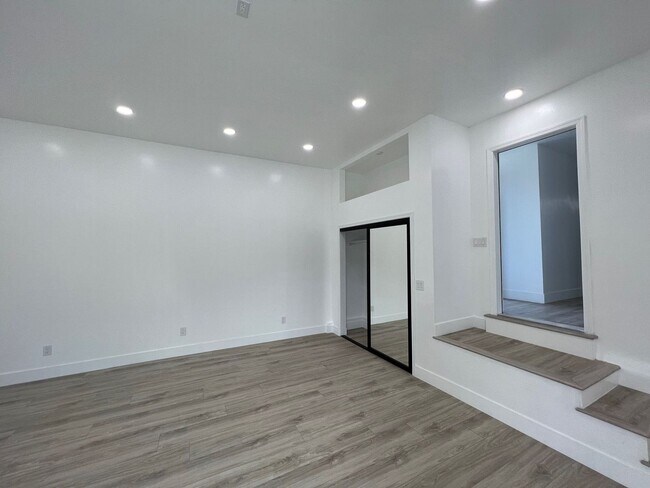 Building Photo - 5136 E Falls View Dr