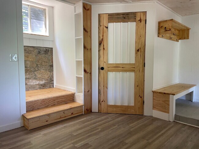 Building Photo - "Charming Cottage Retreat in Gerton, NC!"