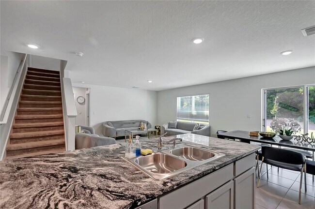 Building Photo - 7737 Rosewood Gdn Lp