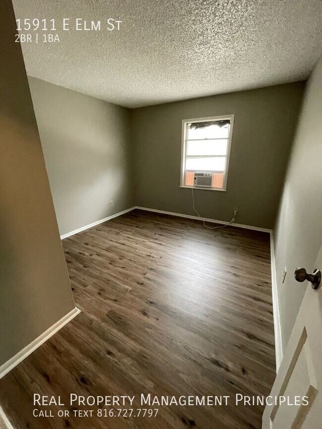 Building Photo - Newly Remodeled Townhouse Charmer!